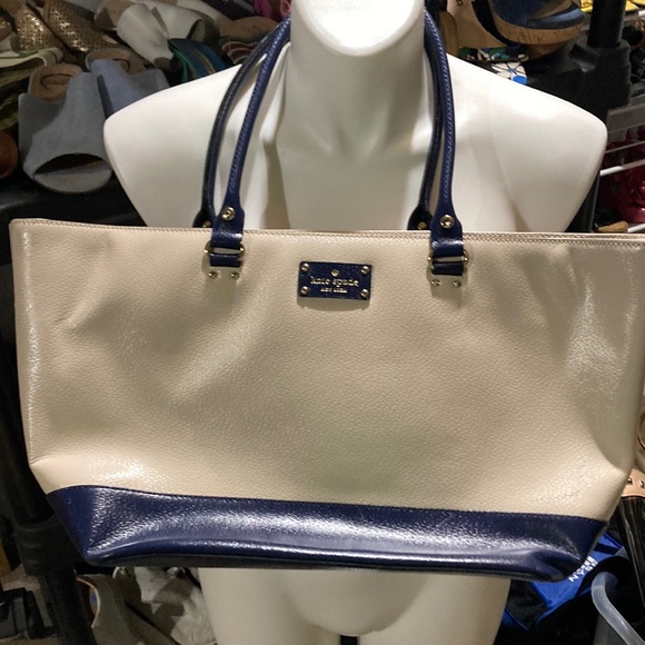 kate spade Handbags - Kate Spade bag cream & navy